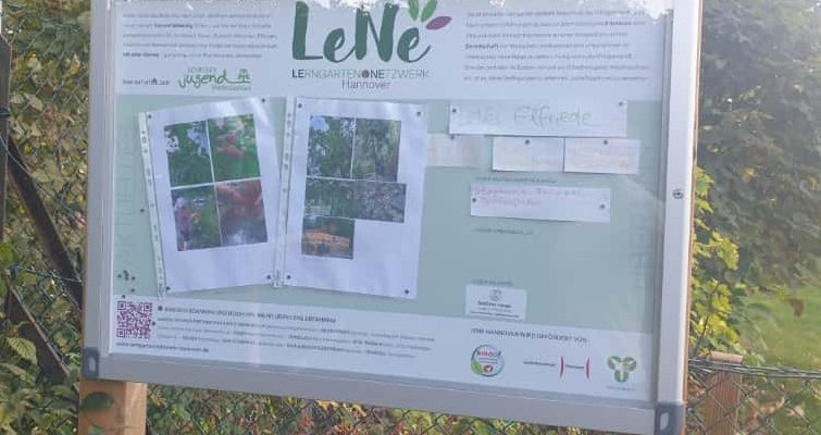 Erste Infotafeln vor den LeNe – Lerngärten  