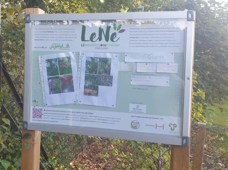 Erste Infotafeln vor den LeNe – Lerngärten