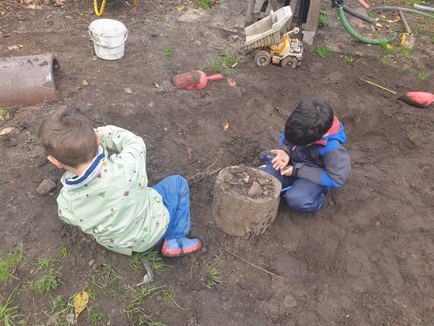 Ein „ganz normaler“ Kita-Gartenvormittag im Herbst